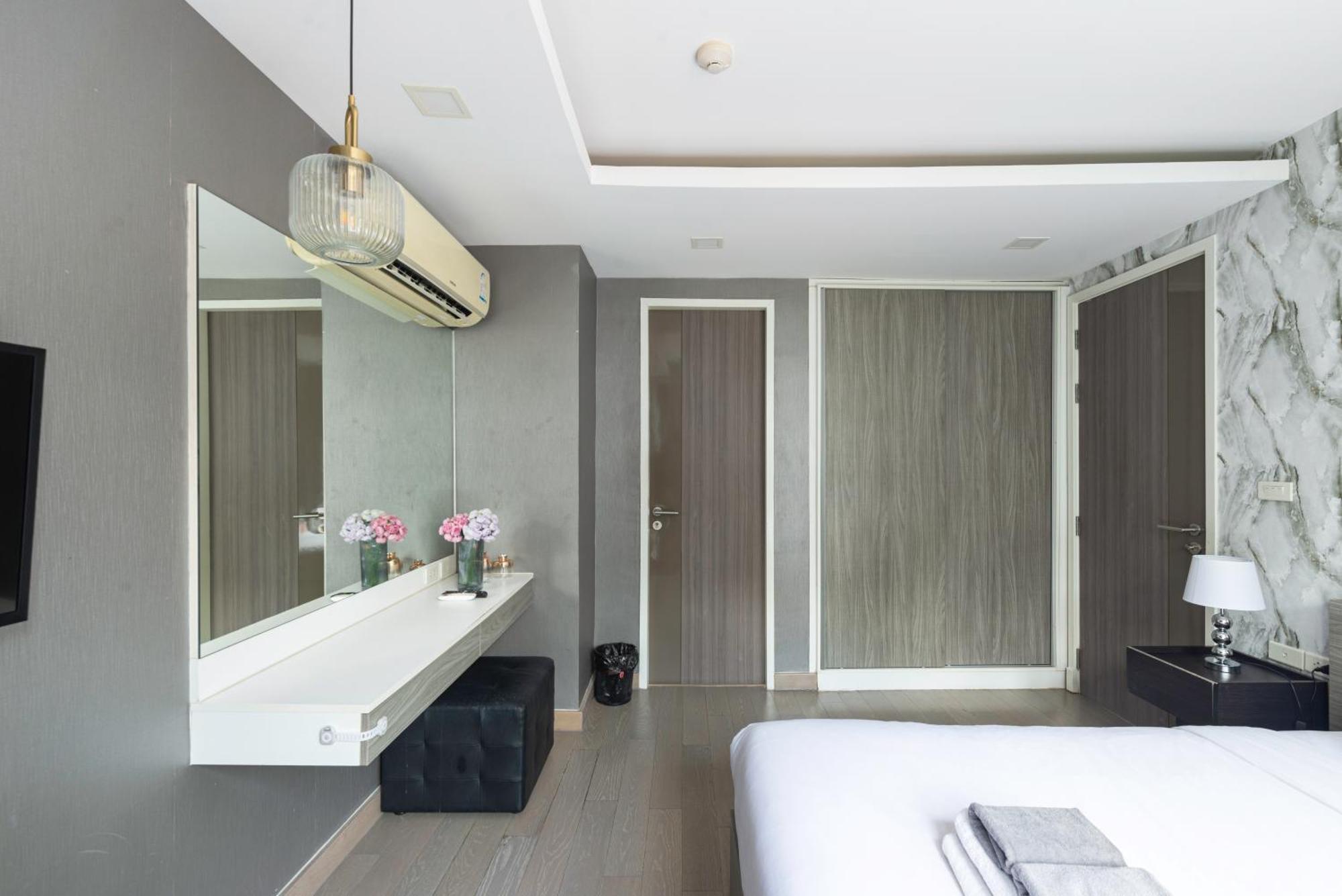 Dazzle Sukhumvit 7 By Lefoyer Apartment Bangkok Exterior photo