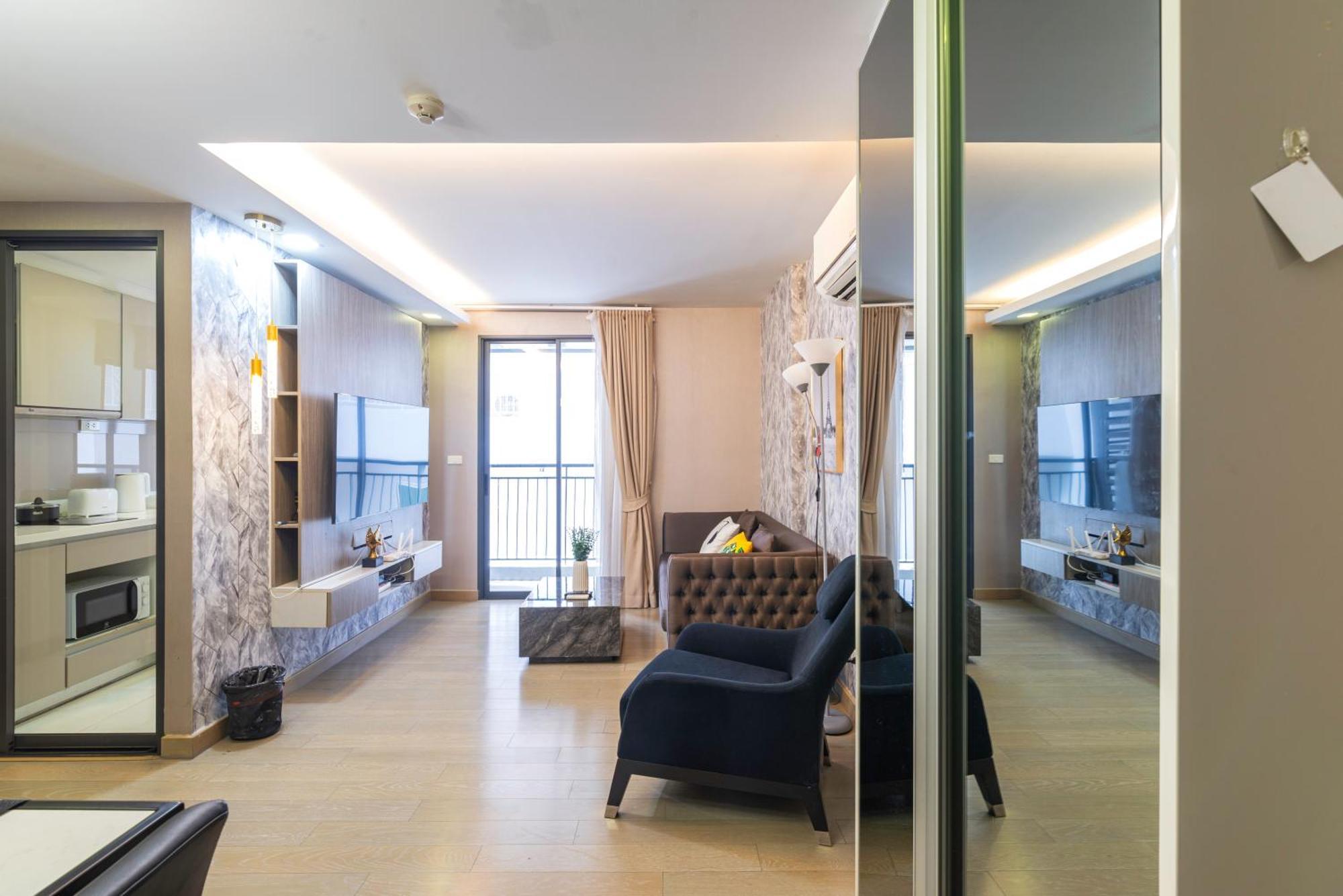 Dazzle Sukhumvit 7 By Lefoyer Apartment Bangkok Exterior photo