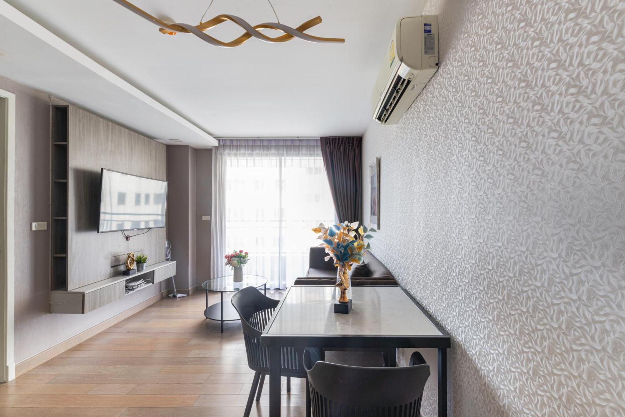 Dazzle Sukhumvit 7 By Lefoyer Apartment Bangkok Exterior photo